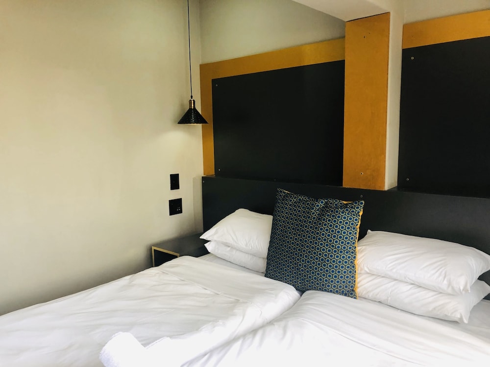 Elephant Springs Hotel &amp; Cabanas 27/80