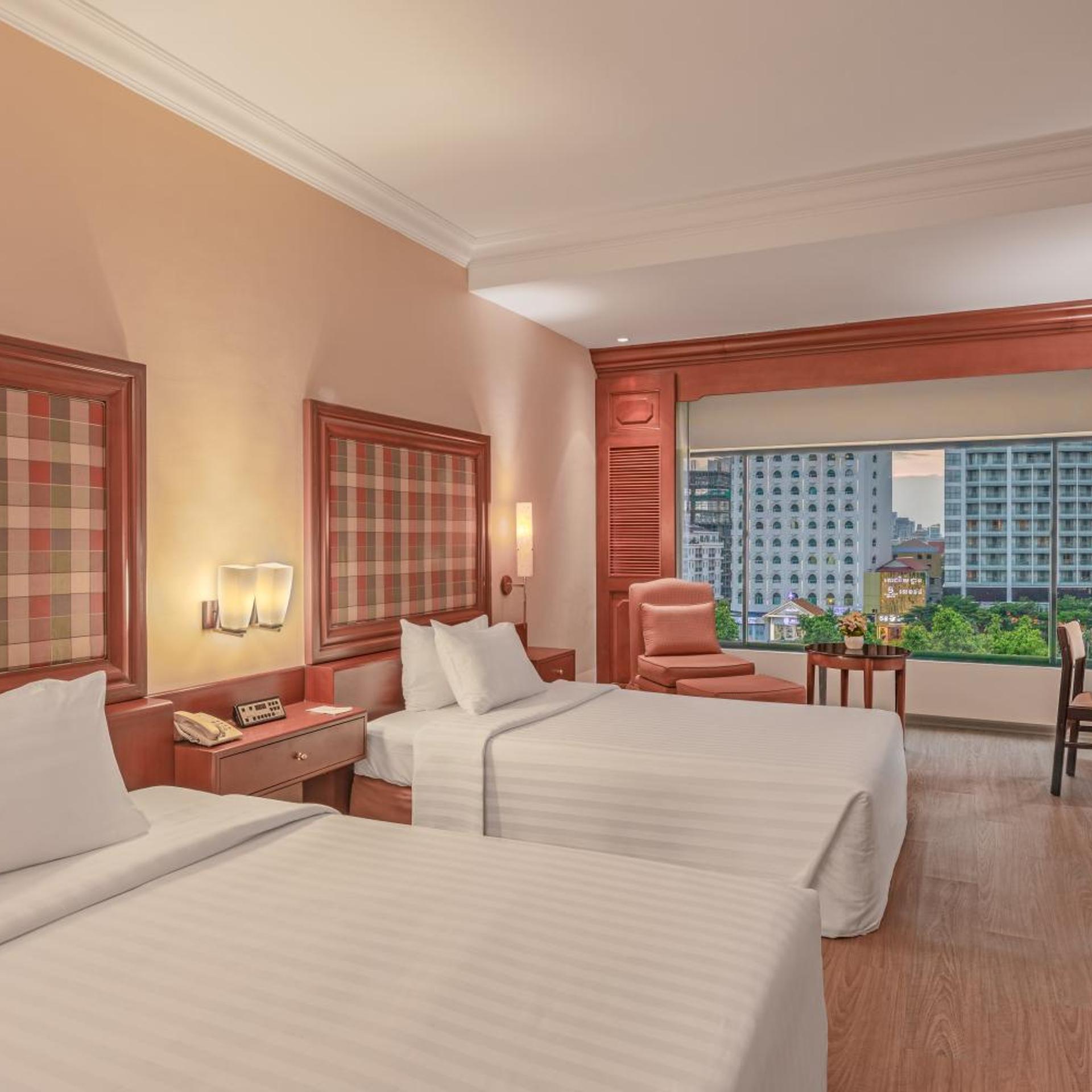 غرفة ديلوكس بسرير مزدوج أو سريرين منفصلين بإطلالة على المدينة، Cambodiana Hotel 4/10