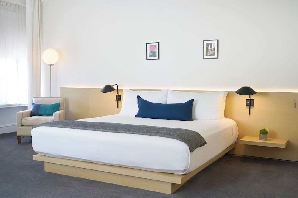 DELUXE, KING BED