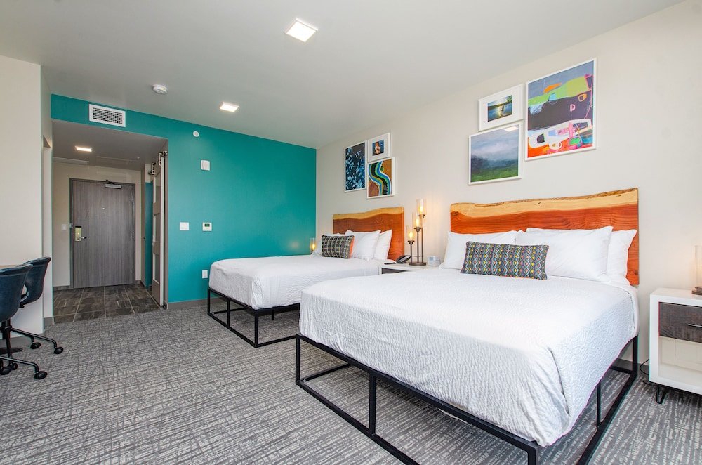 Deluxe, 2 Queen Beds, Bath and Shower