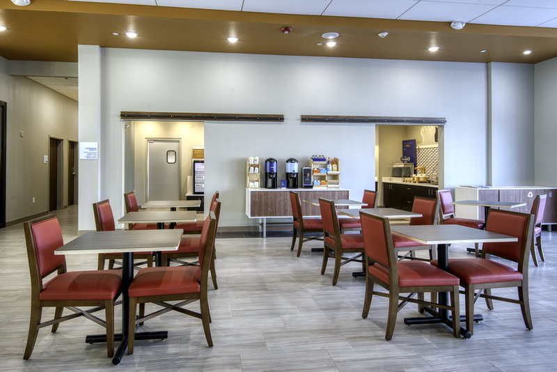 Holiday Inn Express and Suites Omaha Downtown Old Market 37/52