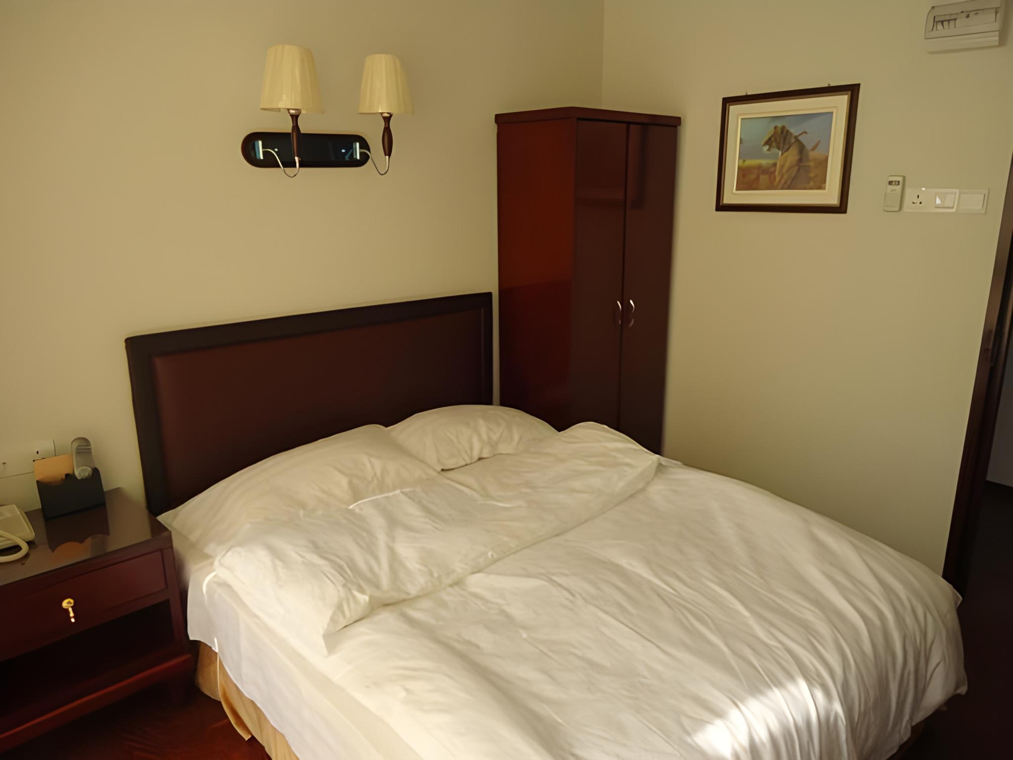 Room, Queen Bed, No Window