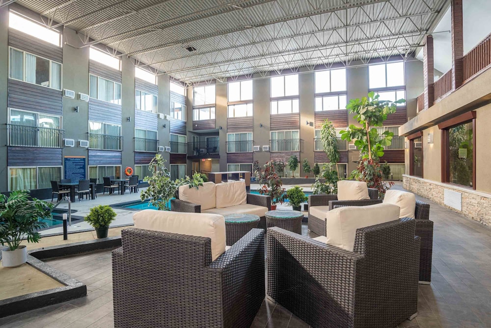 Sandman Hotel Edmonton West 40/46