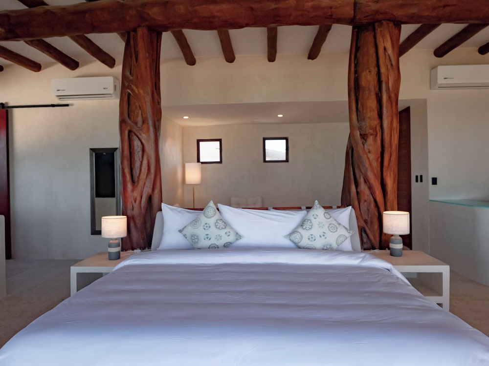 Beachfront Hotel Boutique DK 8/50