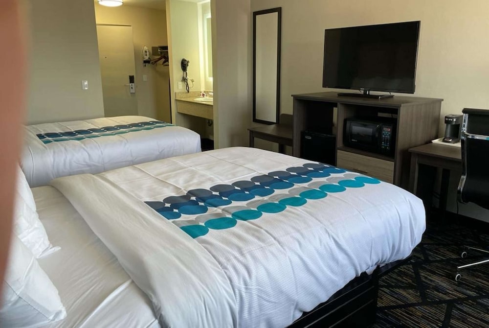 Baymont by Wyndham Blackwell I-35 30/71