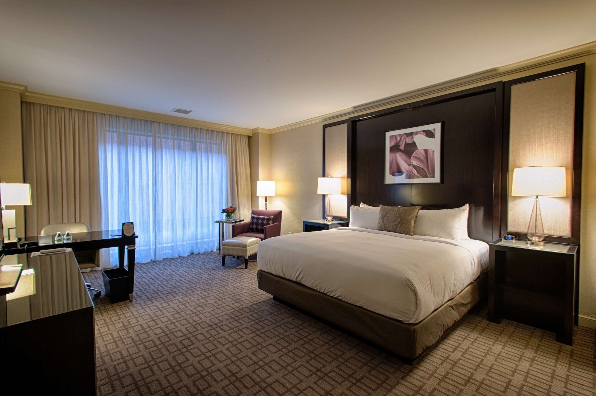 DELUXE, KING BED