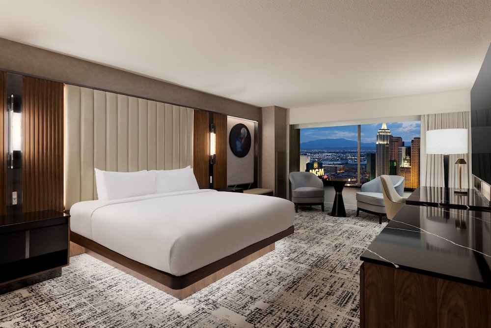 ROOM, KING BED