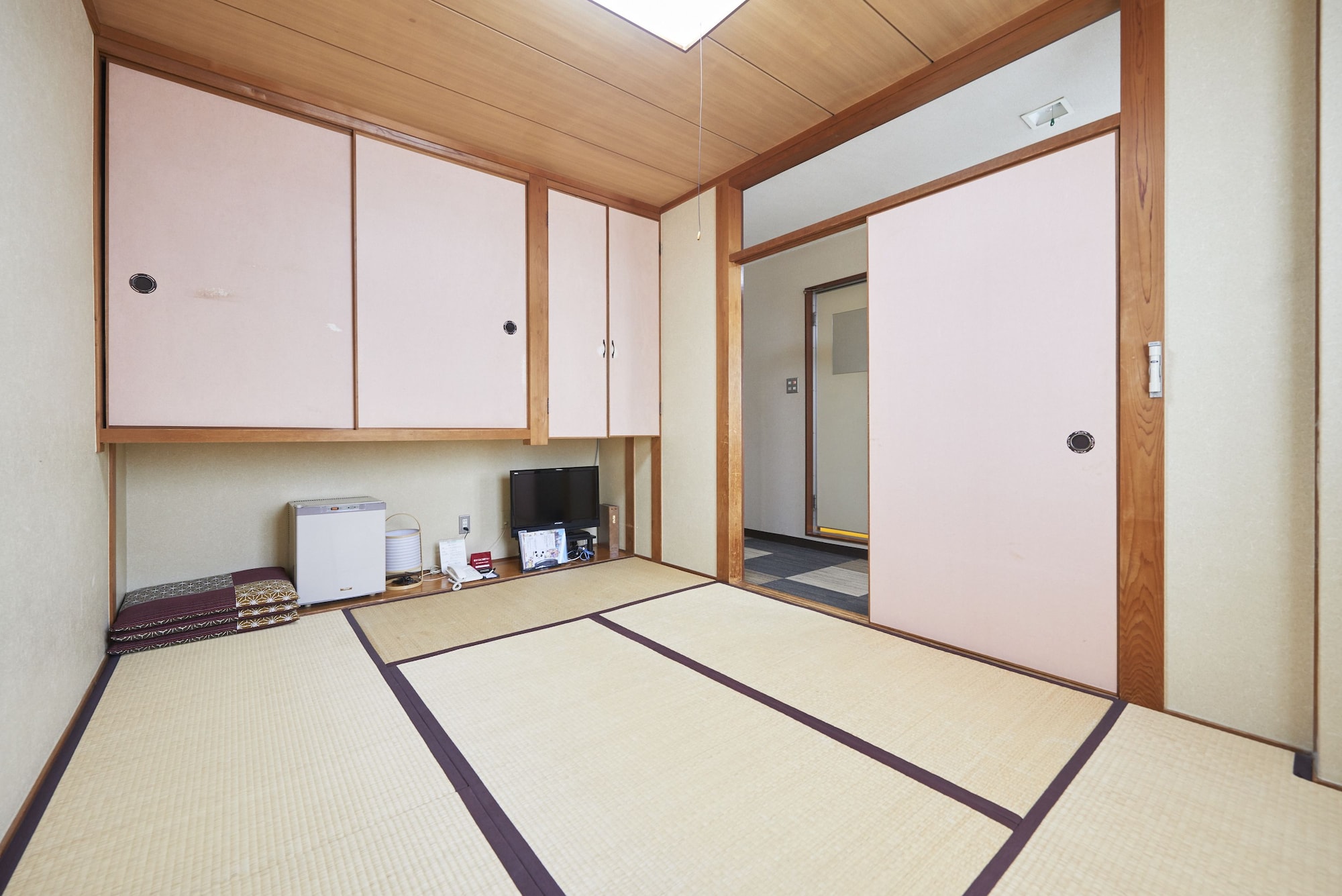 Japanese, 3 Futon Beds, Smoking