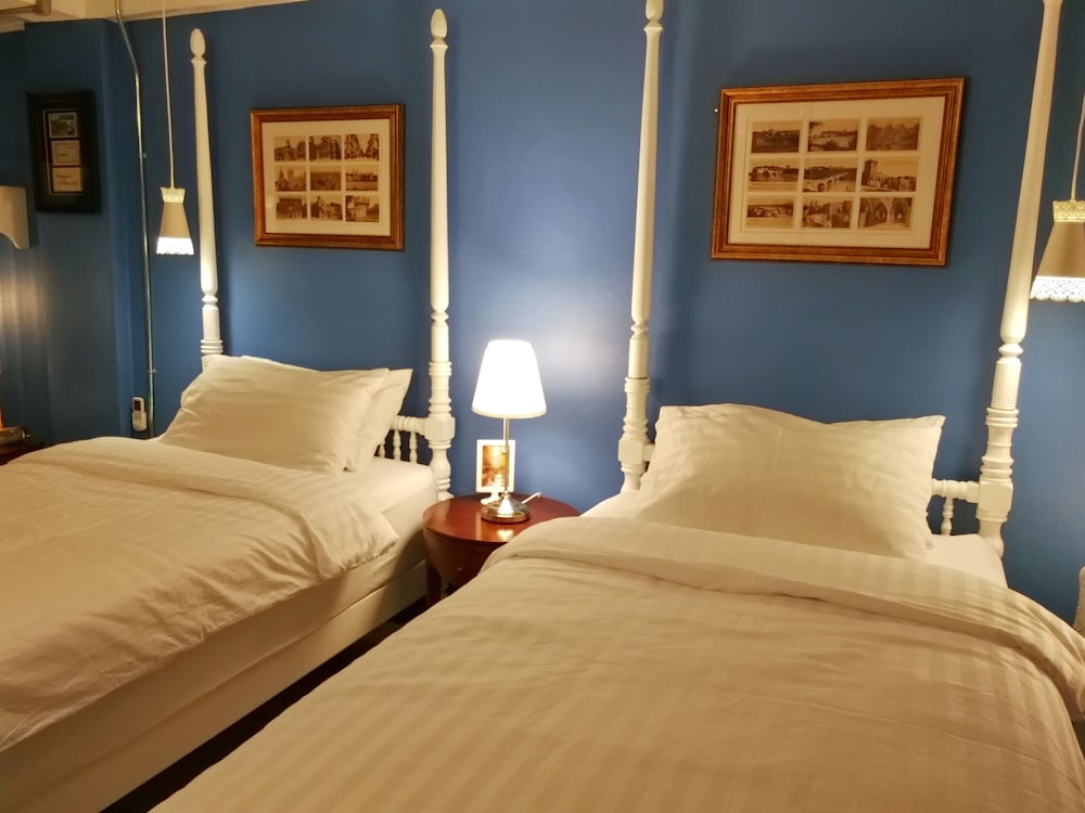 Bed In Town 9/37