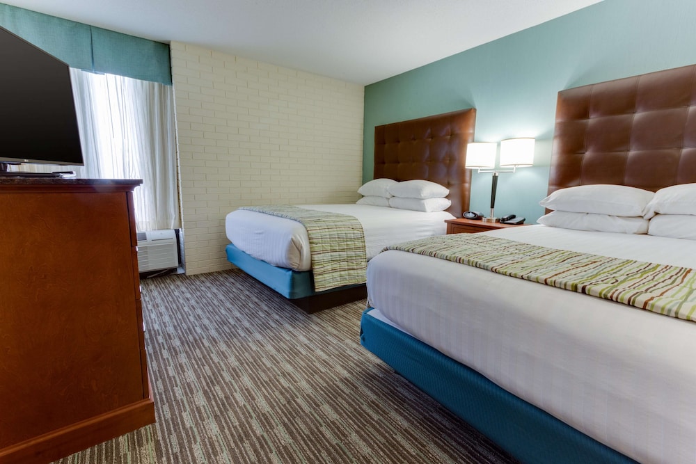 2 ROOMS, SUITE, 2 QUEEN BEDS, SOFA, BATHTUB, ACCESSIBLE