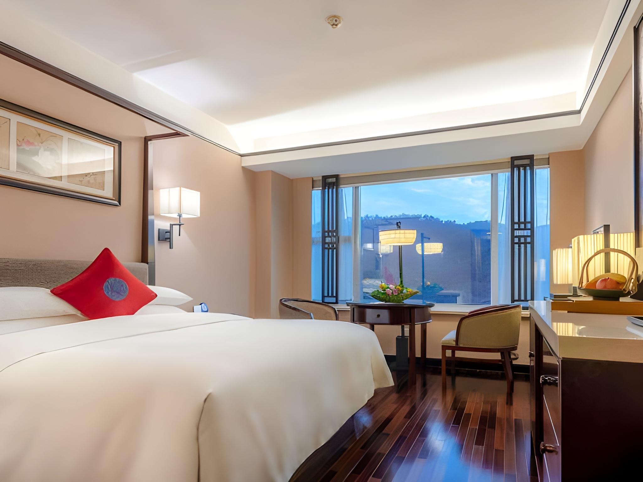 Superior, Queen Bed, Mountain View