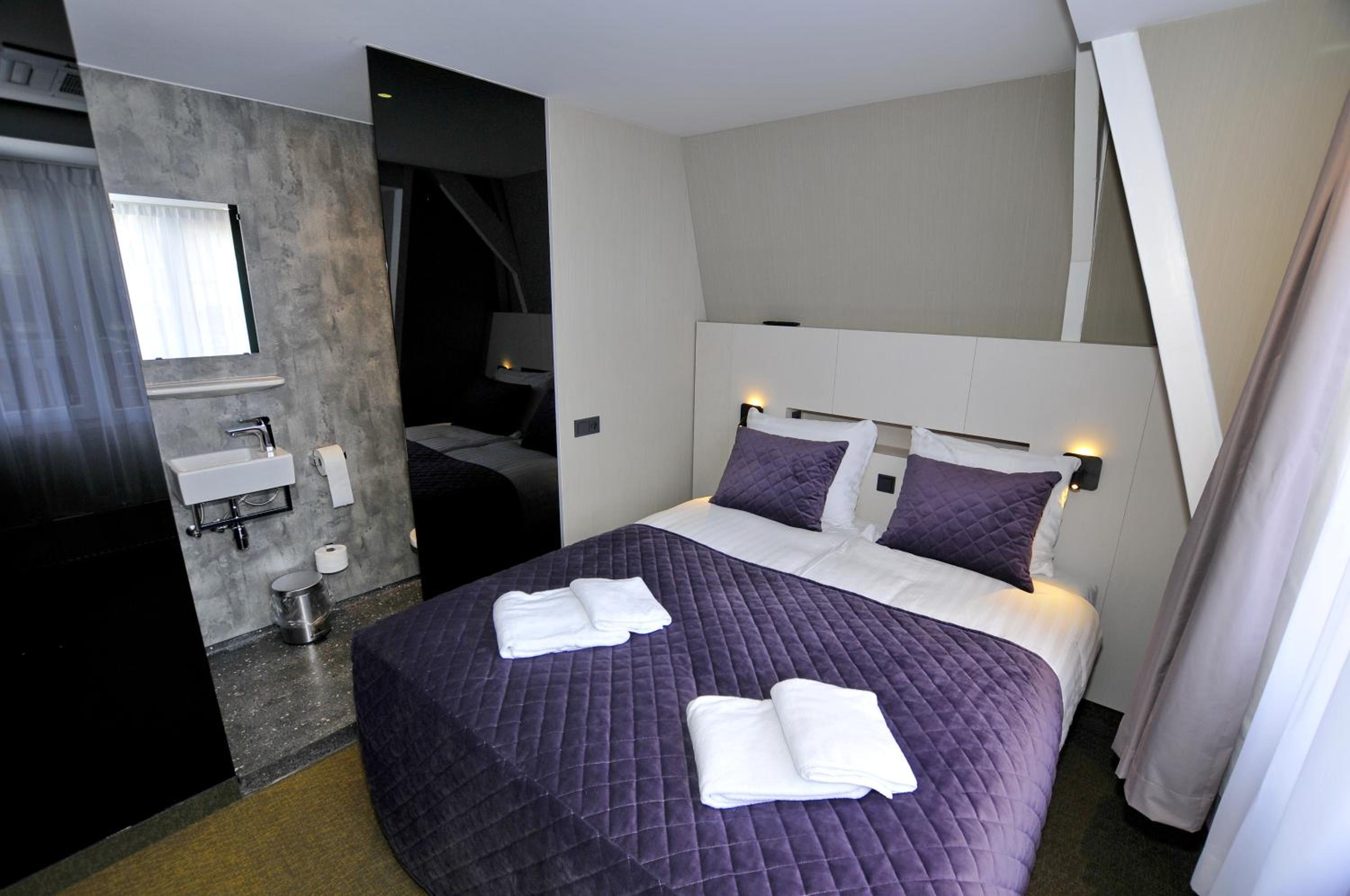 ROOM, DOUBLE BED