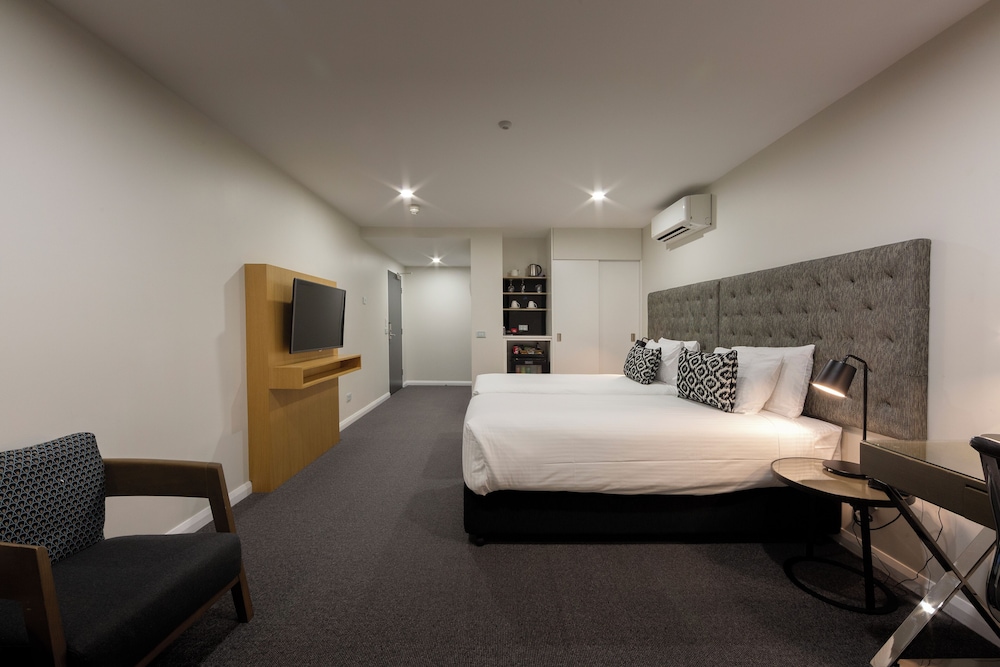 AVENUE HOTEL CANBERRA 18/59