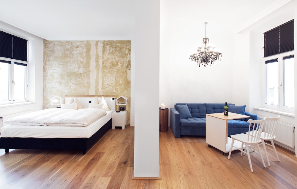 Grand, Queen Bed