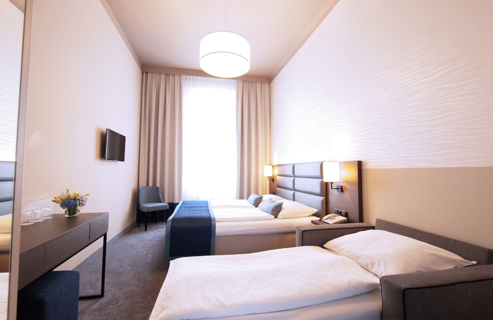 غرفة قياسية ثلاثية بسريرين منفصلين مع أريكة، HOTEL DREI KRONEN VIENNA CITY 6/10