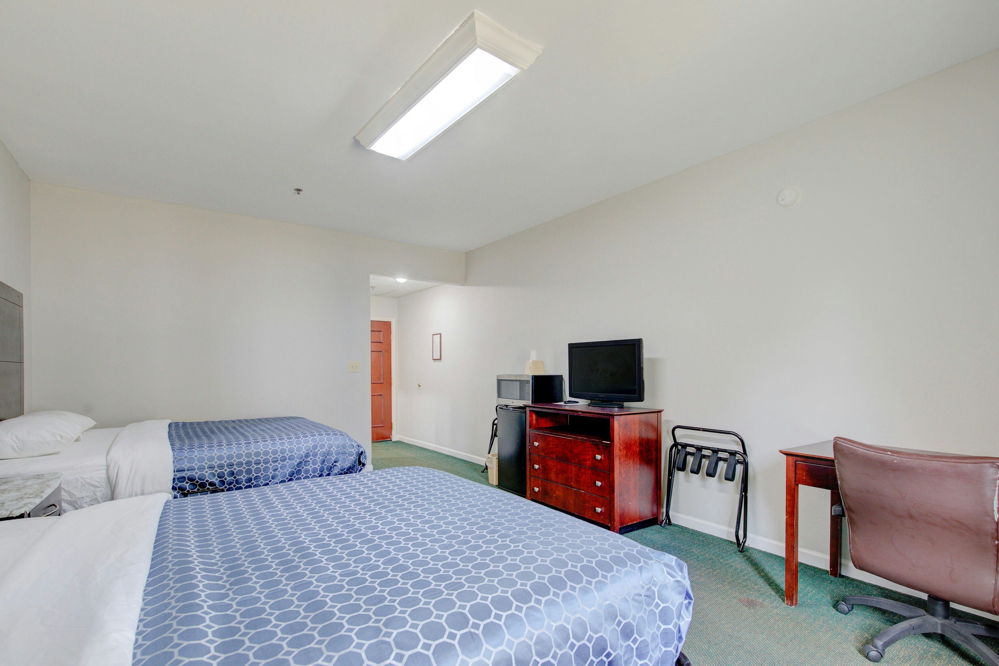 Plantation Inn & Suites Near Locust Grove I 75 8/34