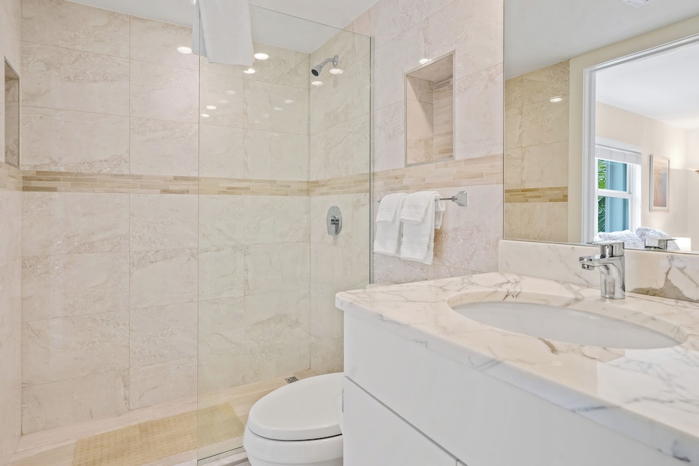 Aqua Bay Club Luxury Condos 47/50