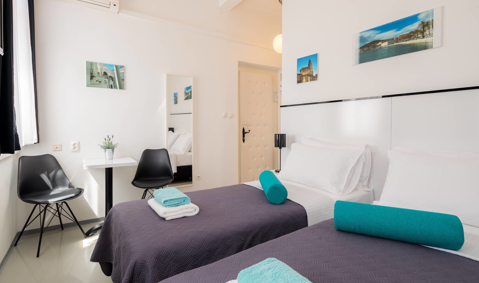 ROOM, TWIN BEDS