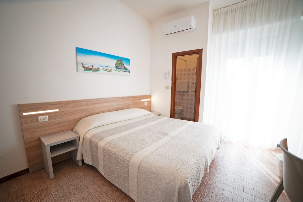 DELUXE, DOUBLE OR TWIN BED