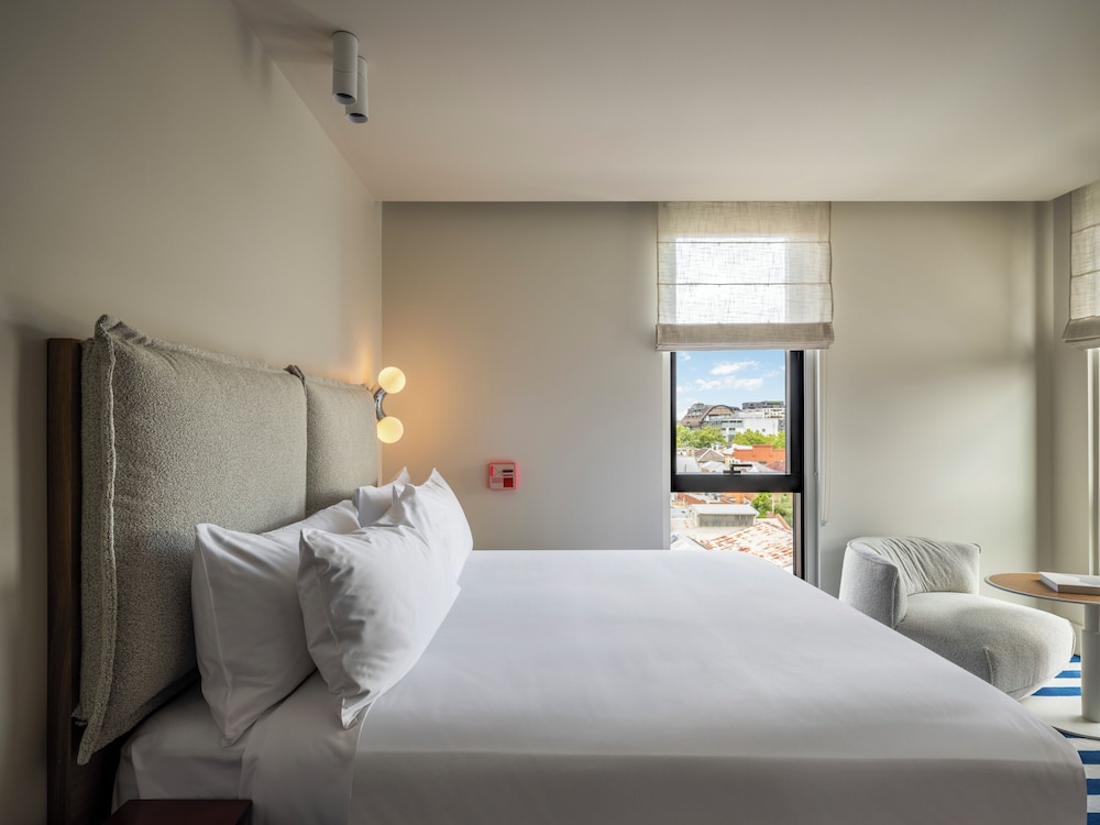 PREMIUM, KING BED, BATHTUB