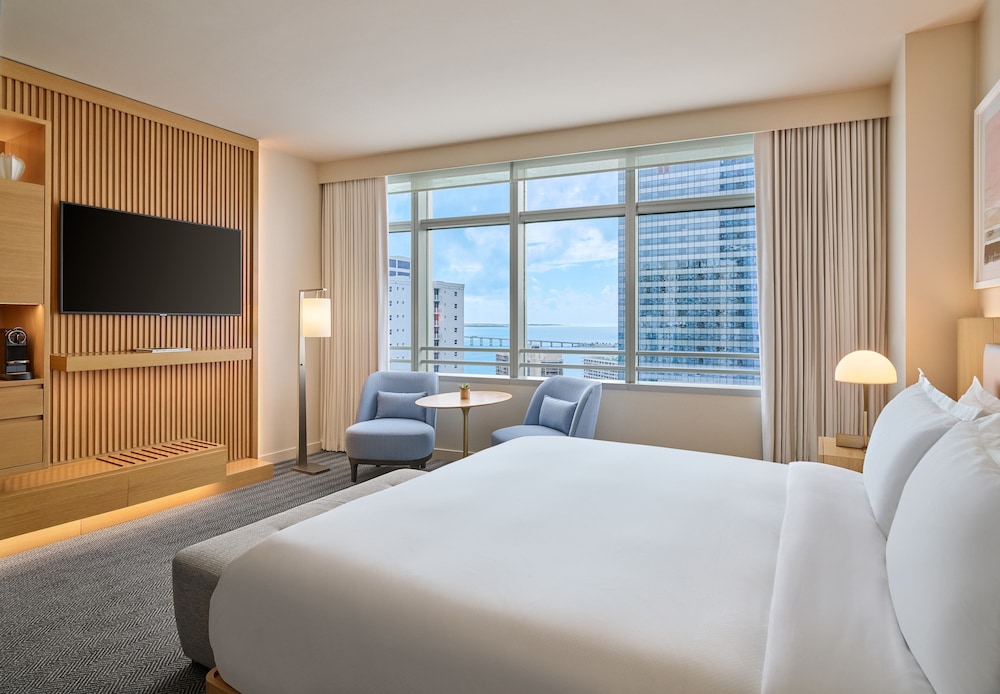 Premium, King Bed, City View
