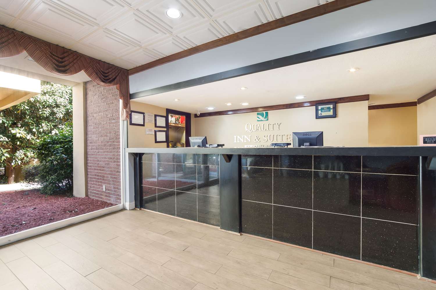 Quality Inn and Suites Conference Center Statesboro Historic District 7/33