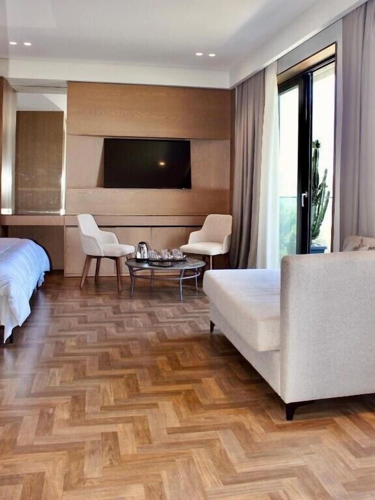 Mazarine Hotel and Restaurant 45/59
