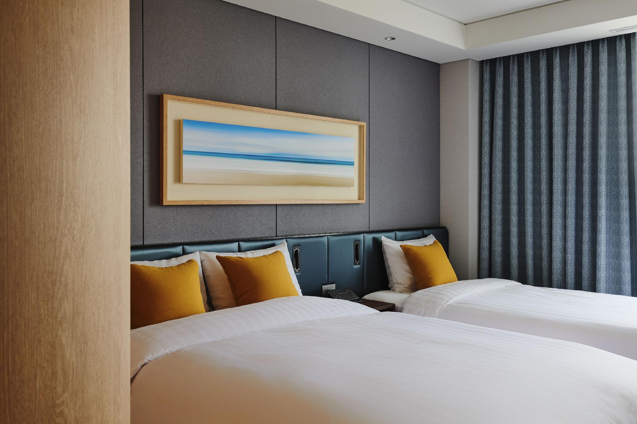 Deluxe, Twin Beds, Pool Access
