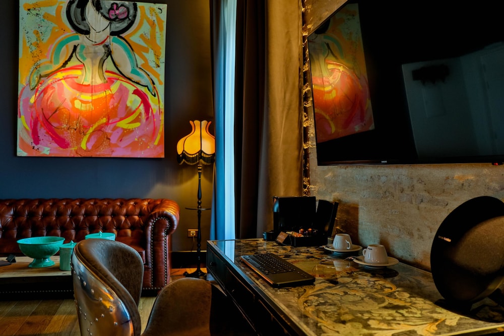 Hotel Lobby Room 62/67