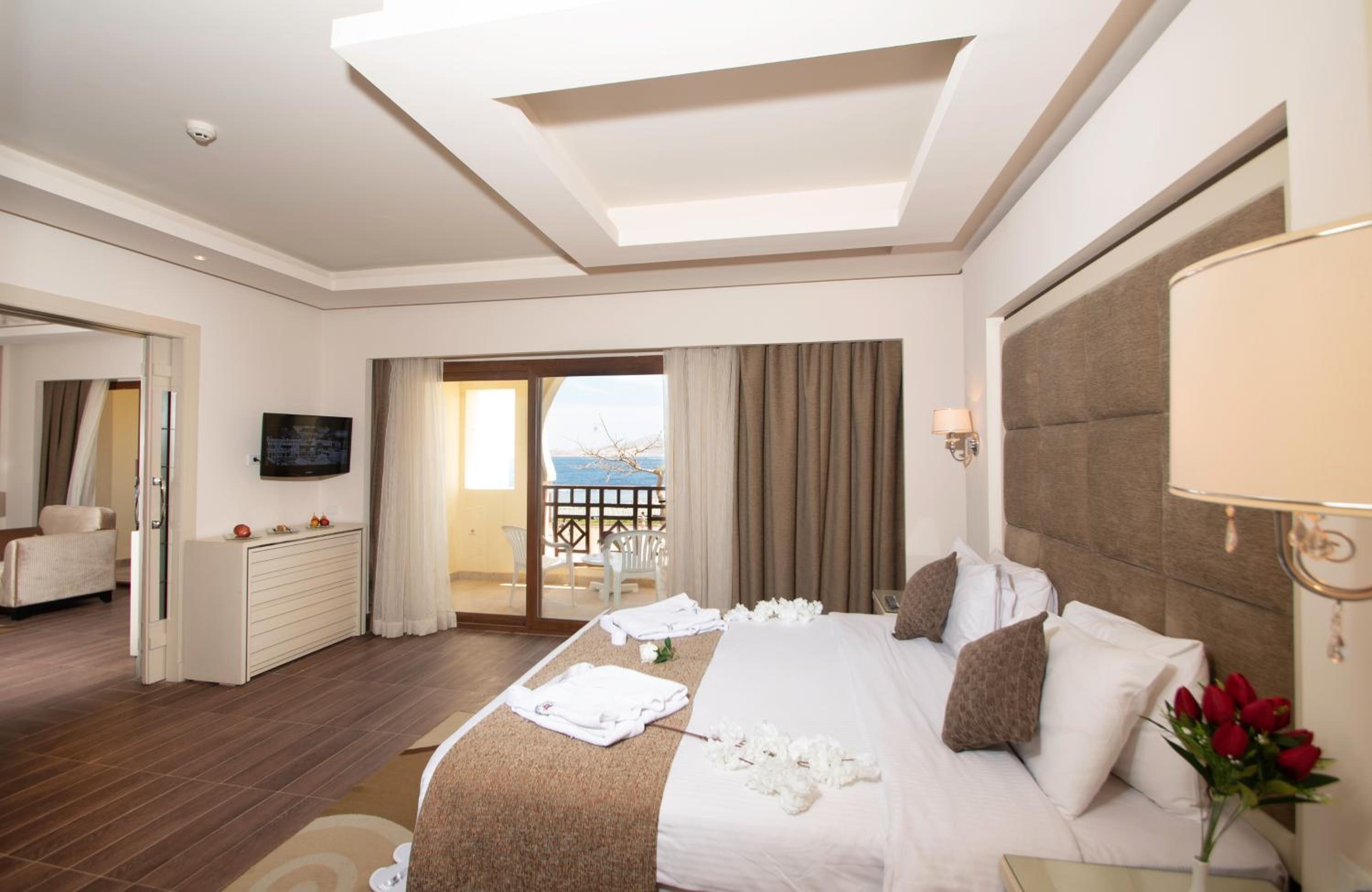 Junior Suite, Deluxe, Beach Front, Charmillion Club Resort 4/7