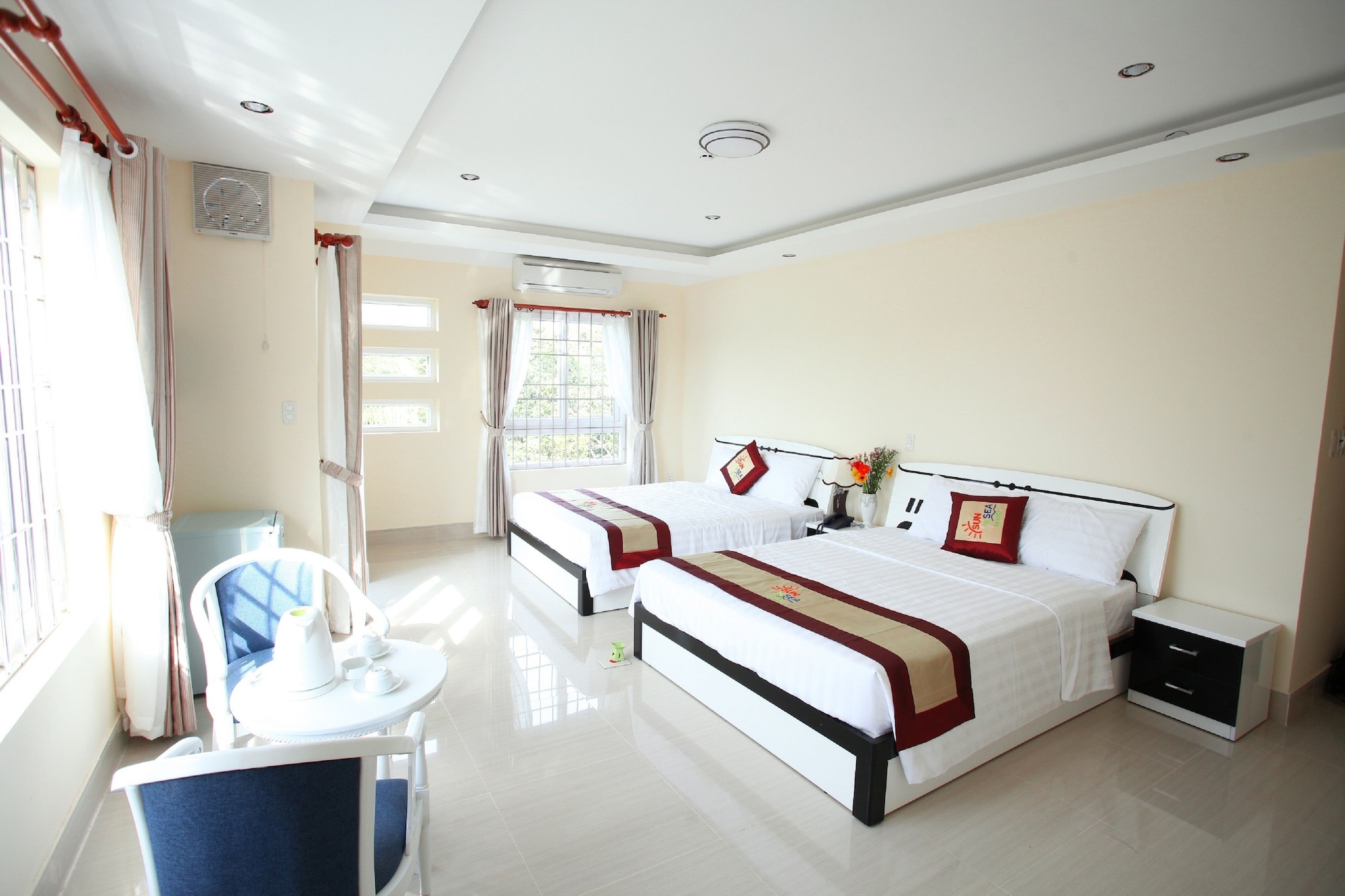 DELUXE, TWIN BEDS