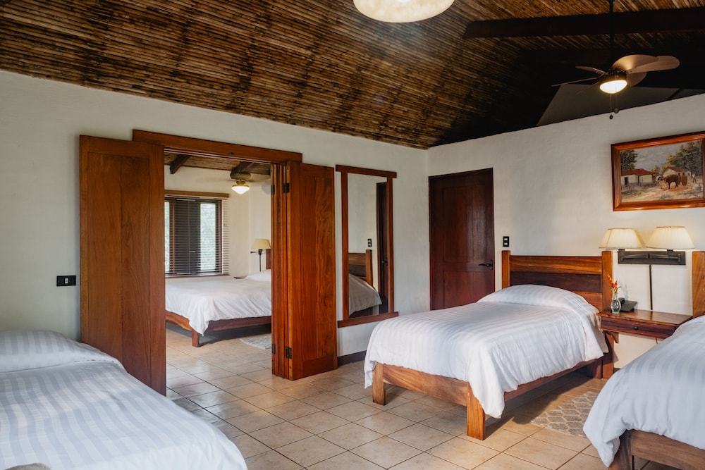 جناح عائلي بسرير كوين وسريرين منفصلين، Villa Blanca Cloud Forest Resort and Nature Reserve 2/3
