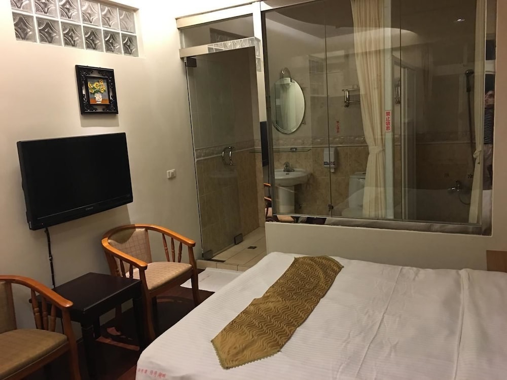 Ri Yue Hu Pan Hotel 11/28
