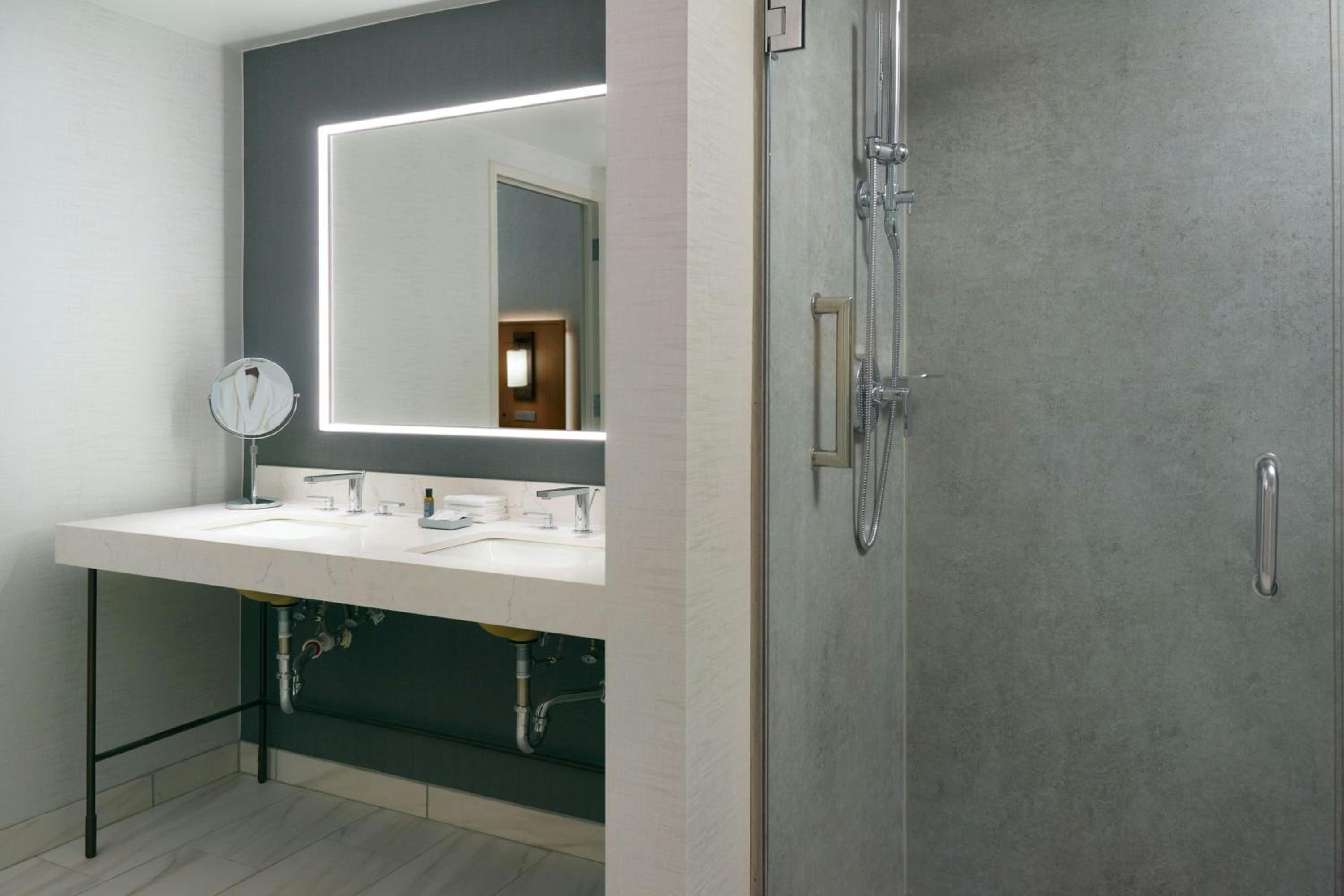 جناح بسرير كينج بغرفة نوم واحدة مع أريكة، The Westin Huntsville 7/9