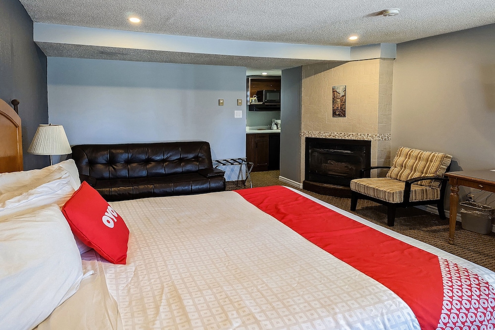 OYO First Canada Hotel Cornwall Hwy 401 ON 24/42