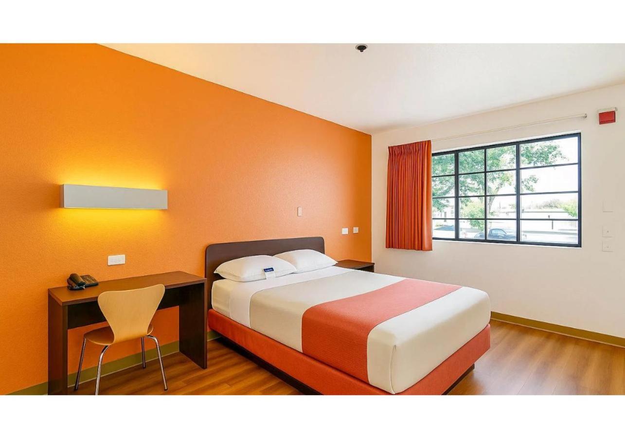 غرفة بسرير كوين، Motel6 Carlsbad, CA Beach 8/10