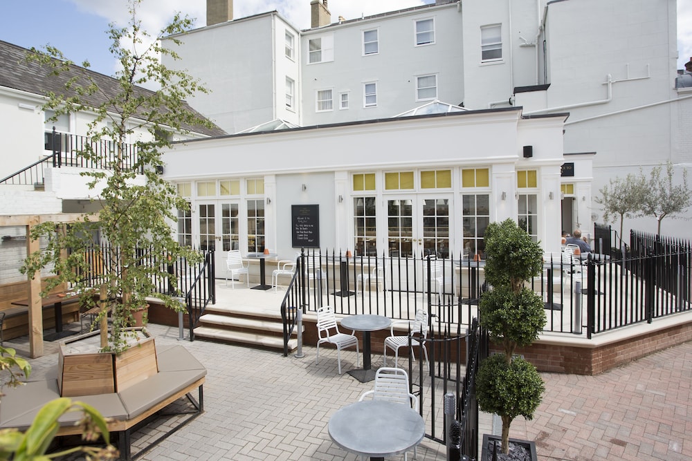 Royal Wells Hotel 70/71