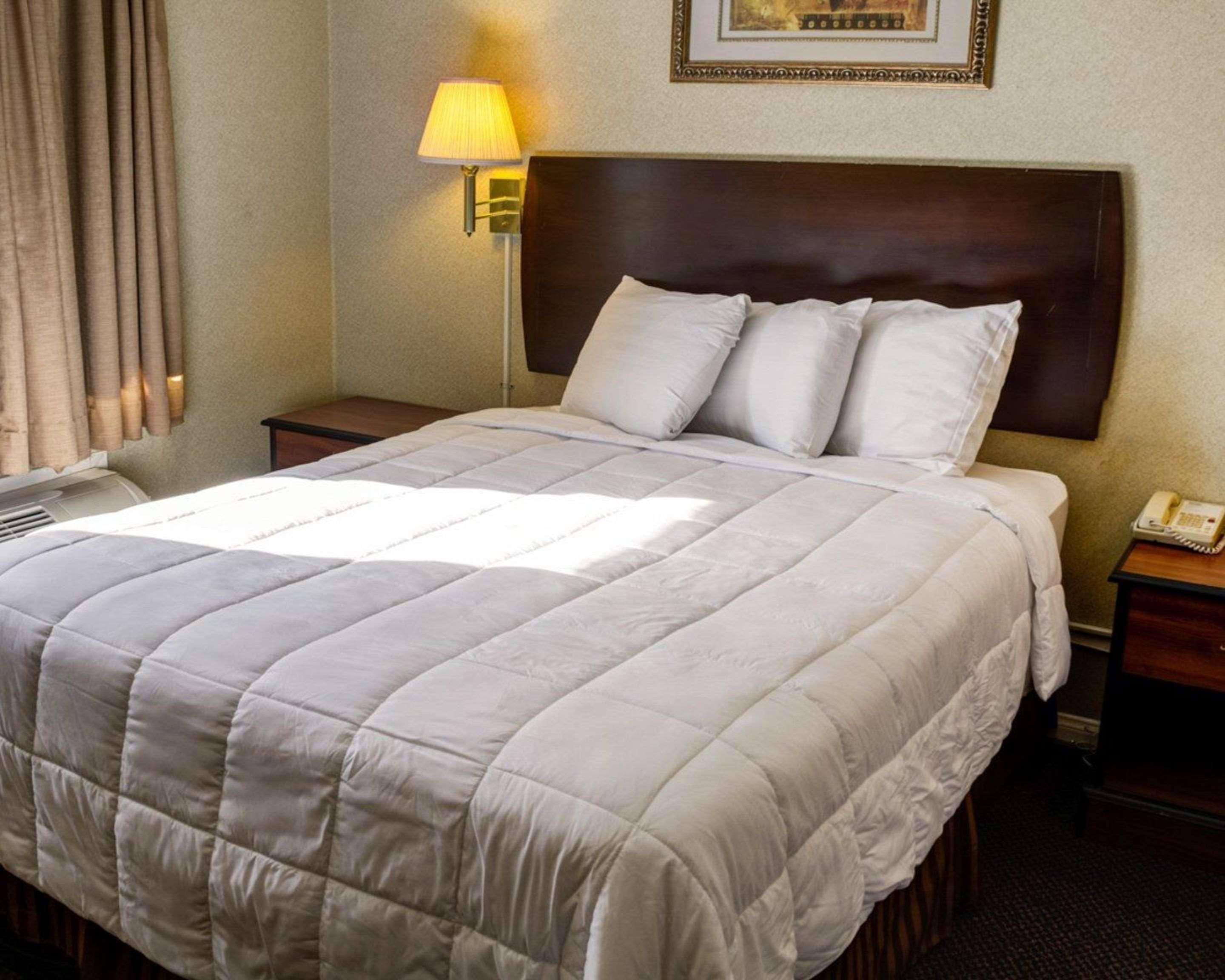 ROOM, QUEEN BED