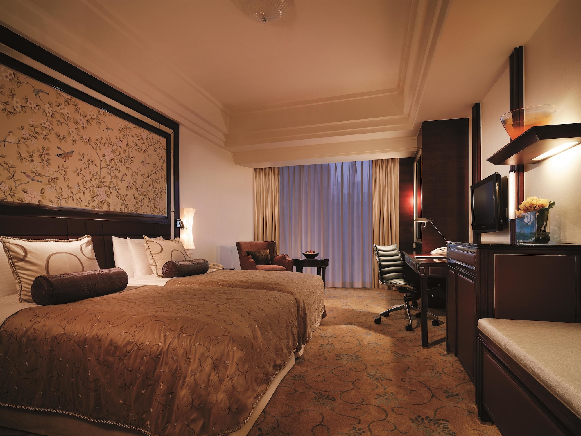 DELUXE, KING BED