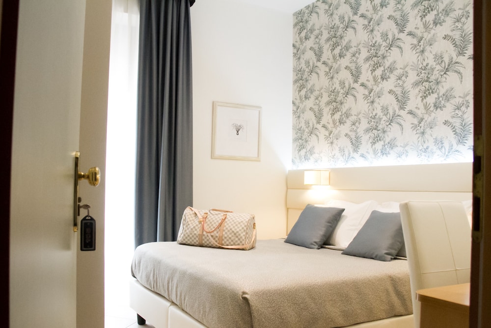 ROOM, DOUBLE OR TWIN BED, BALCONY
