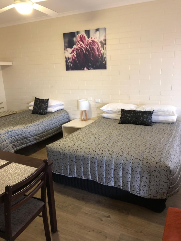 Pampas Motel 10/53
