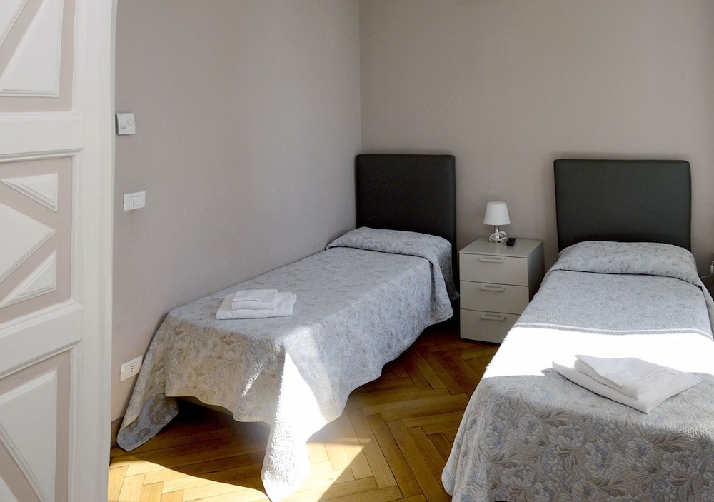 ROOM, TWIN BEDS