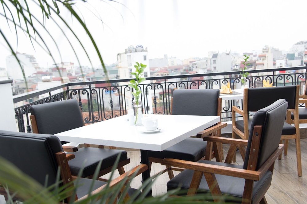 Bespoke Trendy Hotel Hanoi 41/50