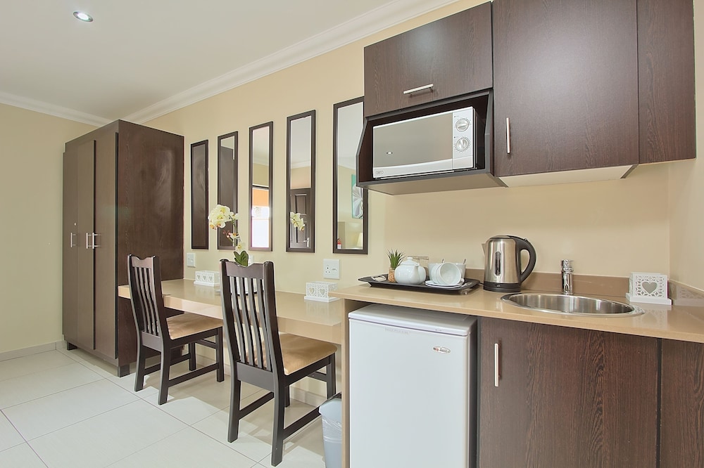 Gecko Inn Guest House 50/50