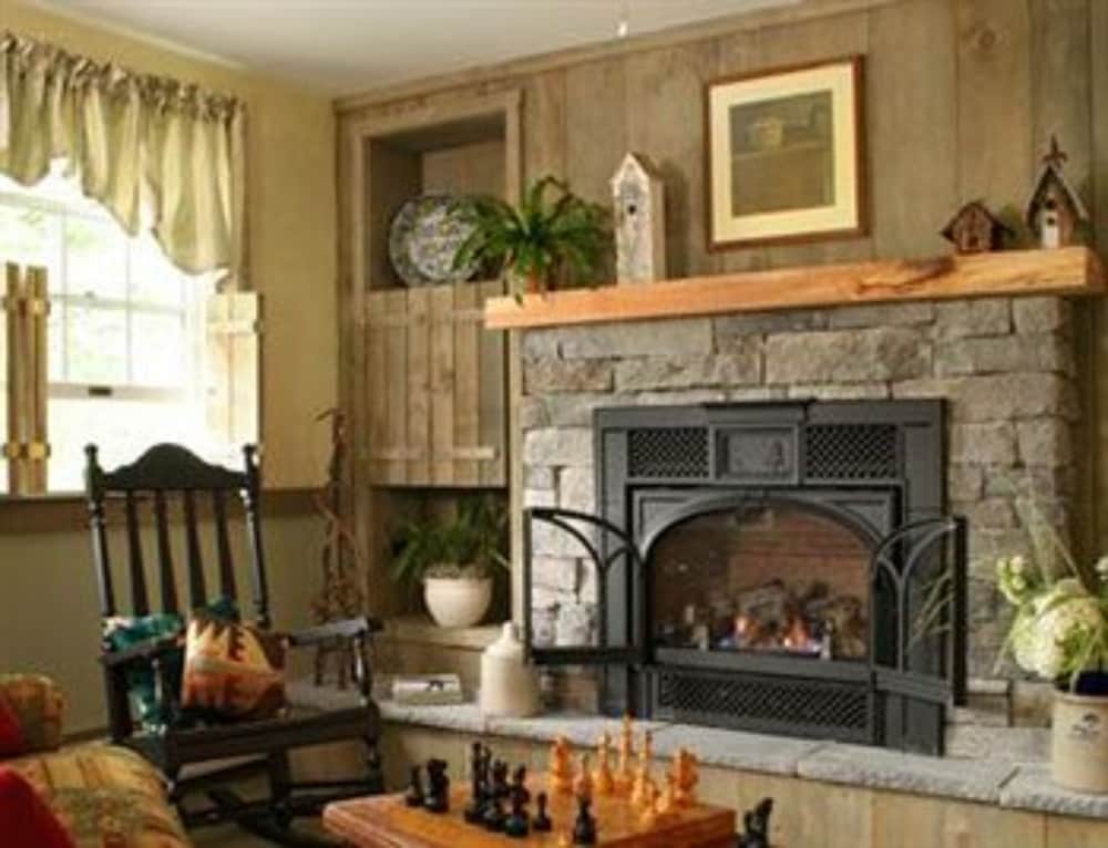 Deerhill Inn 13/77