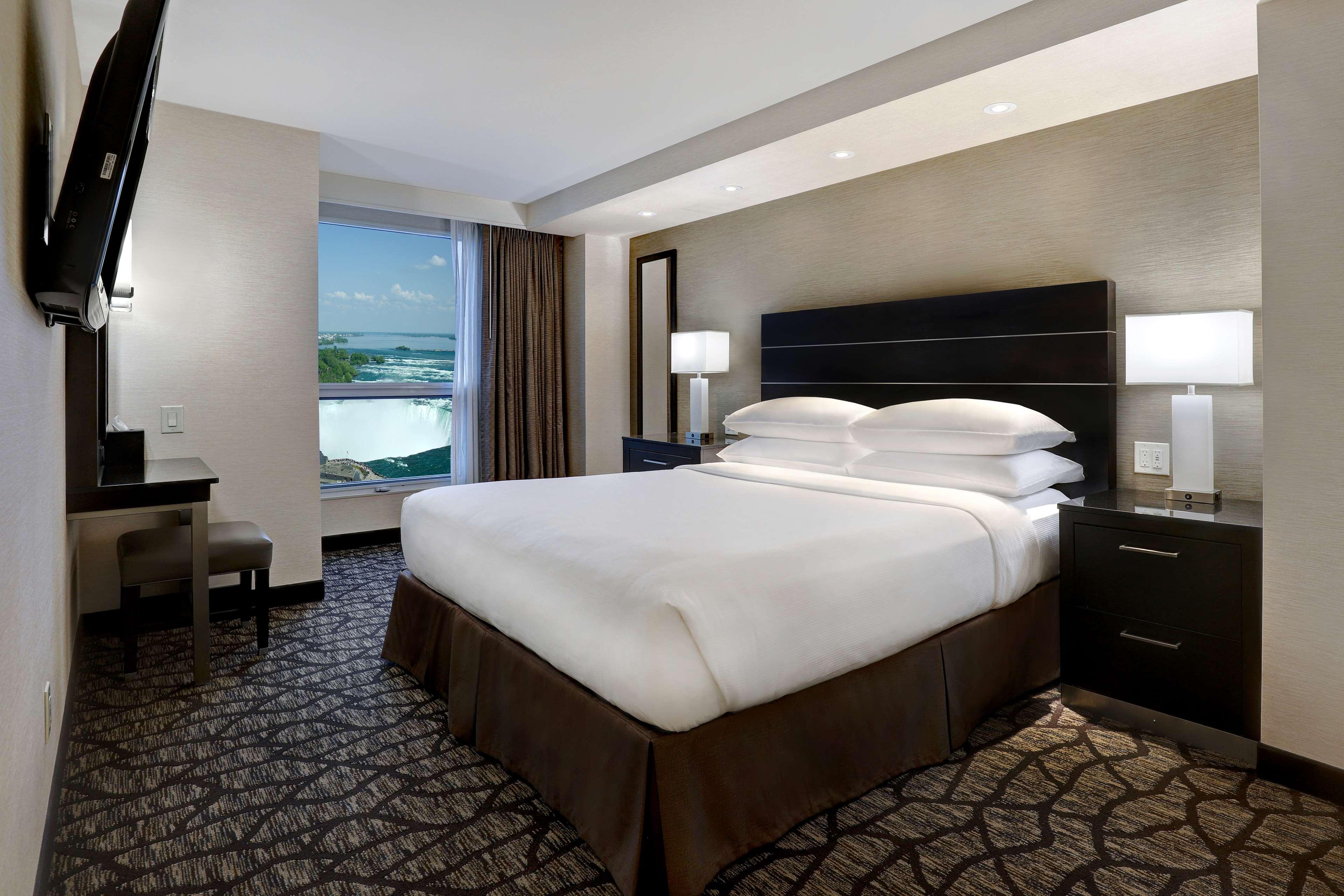 Suite, King Bed, Canadian Us Falls View, High Floor