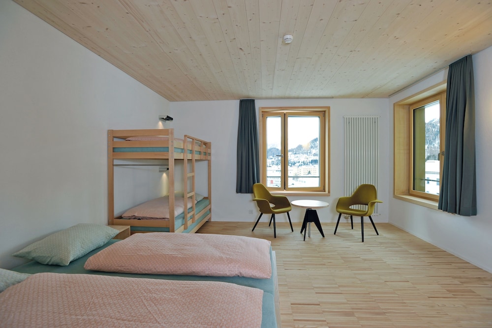 Youth Hostel 16/63