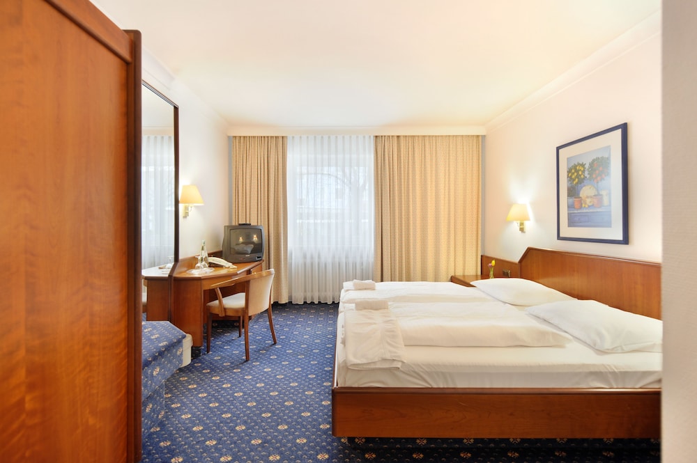ROOM, DOUBLE BED
