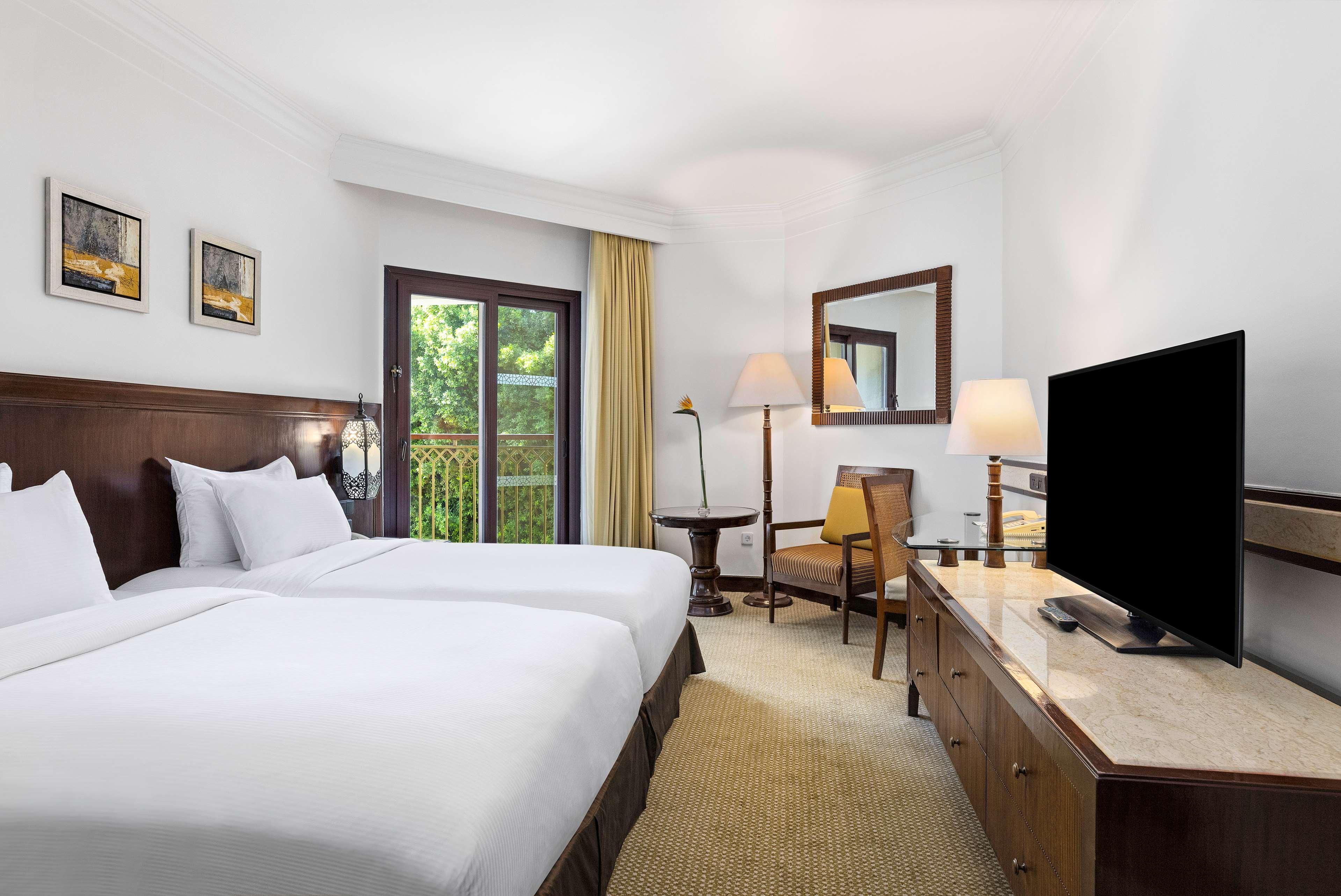 GUEST ROOM, TWIN BEDS, LIVING AREA