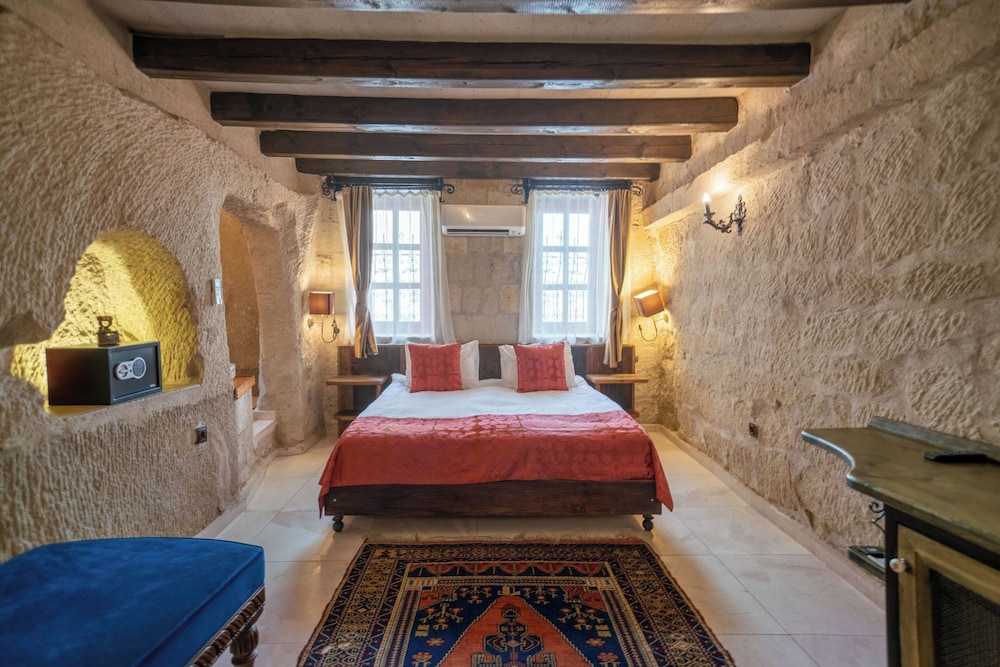 DELUXE, DOUBLE BED, BATHTUB